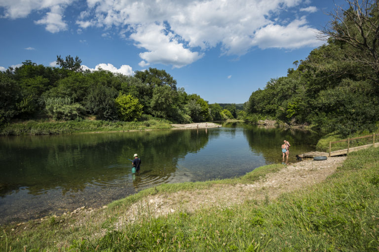 camping goudargues Le Saint-Michelet gard rivière la cèze plage grotte de salamandre