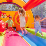 Camping Les Cascades Gard aire de jeux enfants trampoline jeux gonflables cascades du Sautadet la roque sur ceze