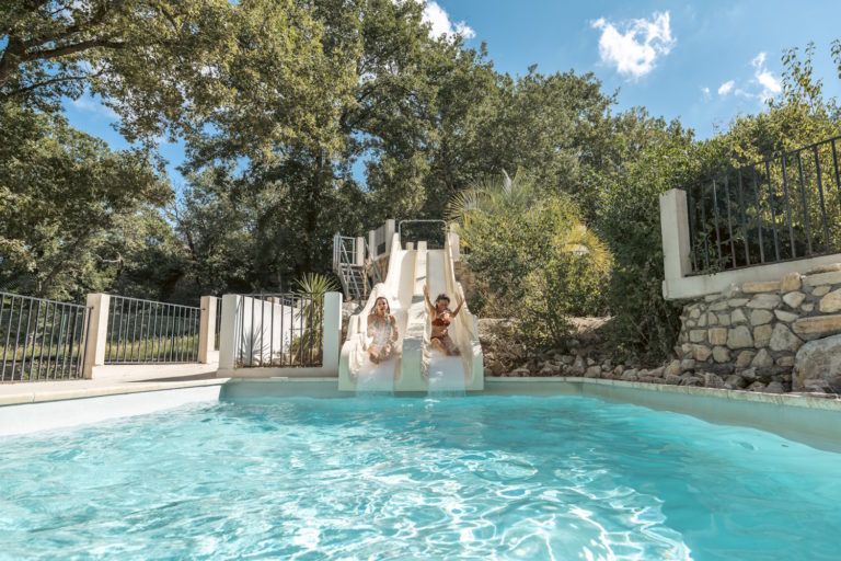 Slow Village Provence Occitanie camping gard insolite cascades du Sautadet piscine et sa plage de sable fin